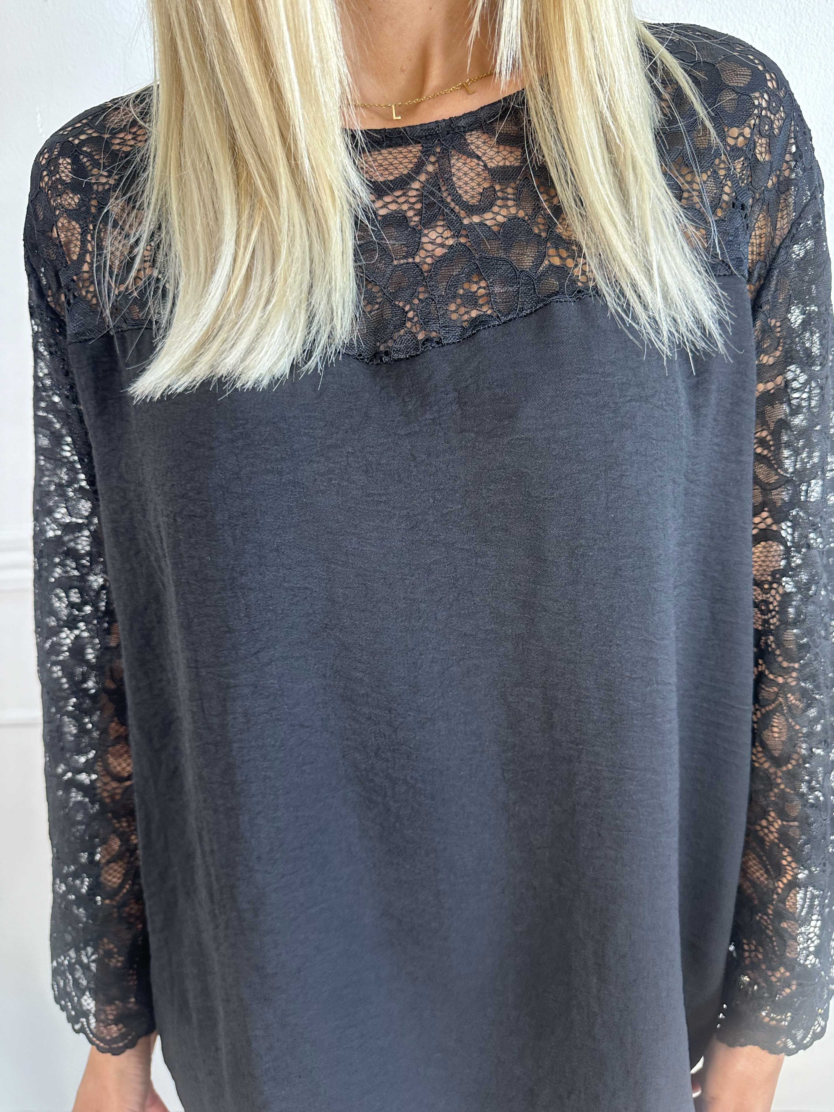 California - Söt tunika med spetsärmar